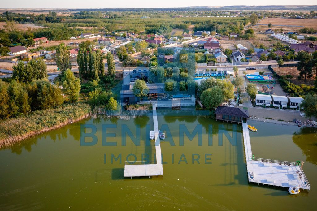 Sala evenimente-5 cabane-Ponton pe lac-Piscina-Proprietat...