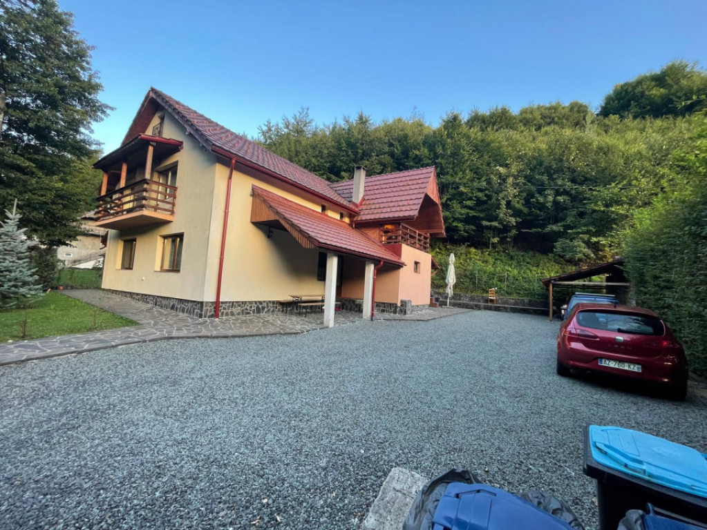 Pensiune funcțională de vânzare, cu 6 camere, 200 mp, zon