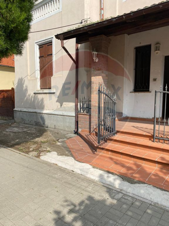 Casă / Vilă cu 5 camere de vânzare în zona Central