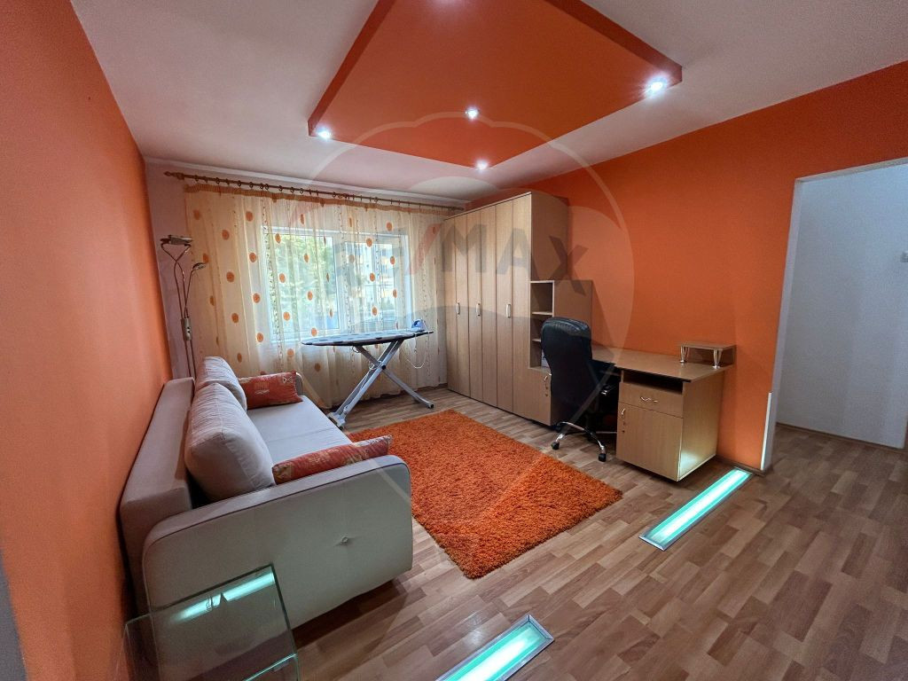 Apartament cu 4 camere de închiriat în zona Decebal