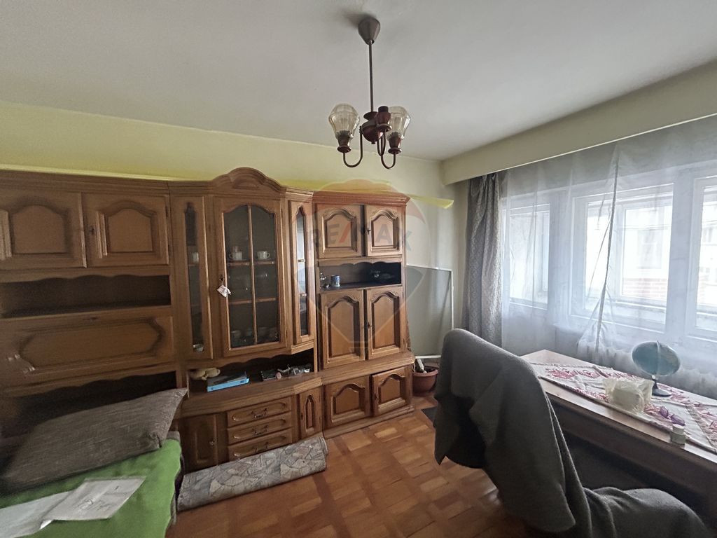 Apartament cu 3 camere de închiriat în zona Traian