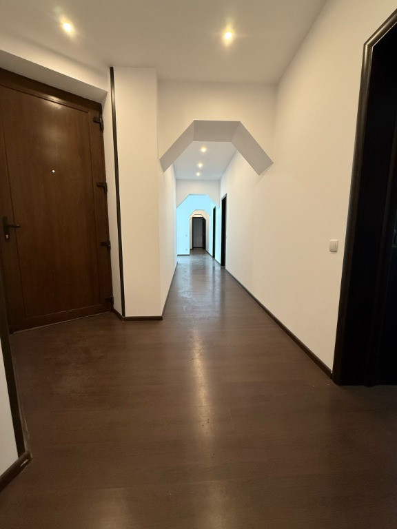 INCHIRIERE un apartament spațios cu 3 camere ULTRACENTRAL 139 mp