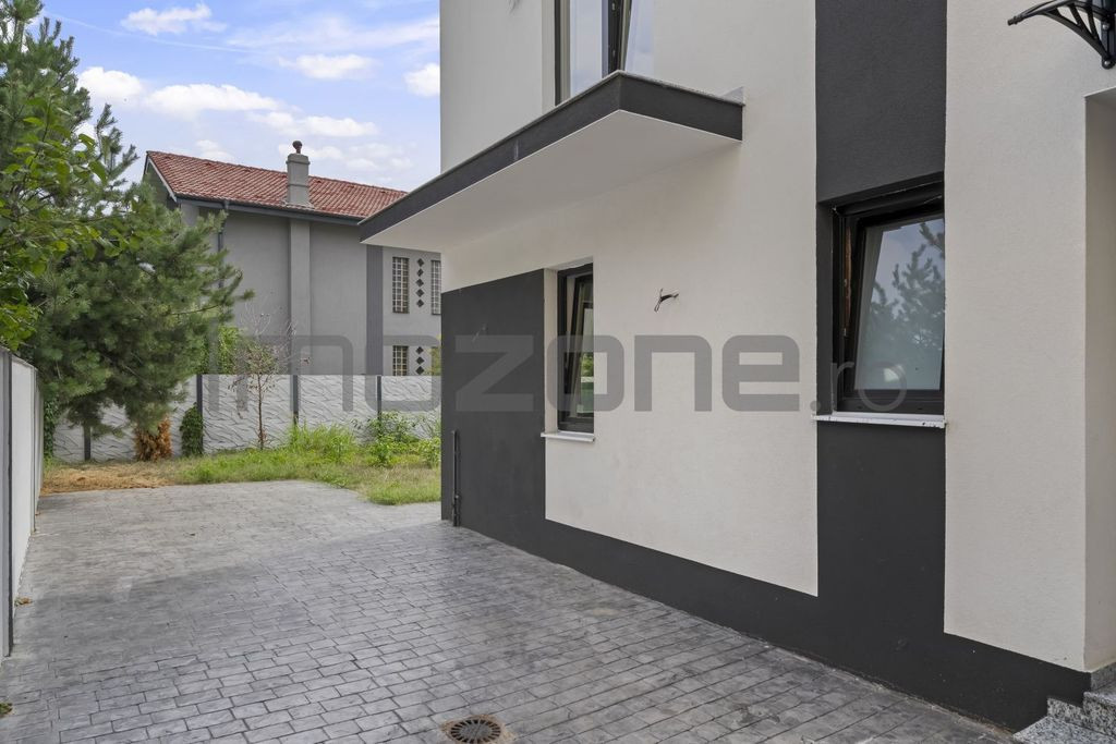 Casă cu 3 dormitoare + birou, curte și terasă generoas...