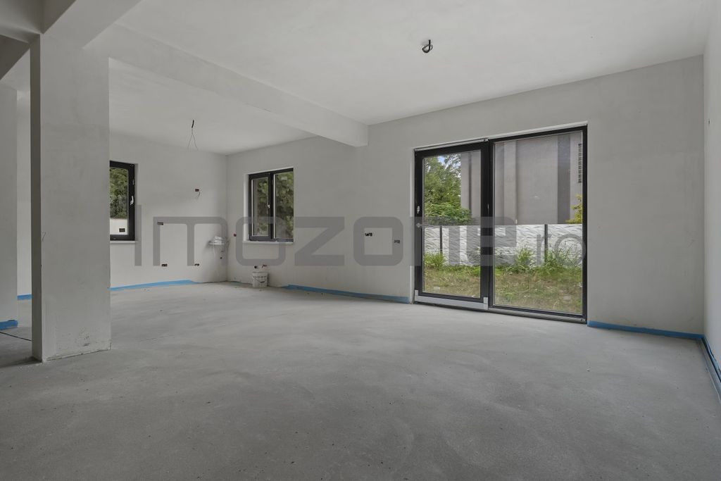 Casă spațioasă cu terasă și loc de parcare – Milit...