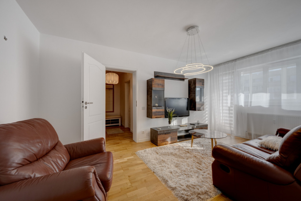 Apartament de 2 camere proaspăt renovat, prima închiriere!