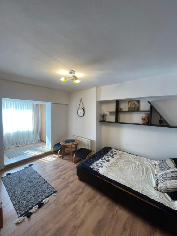 Apartament cu 1 camera decomandat, etaj 1, 40mp, zona Hotel