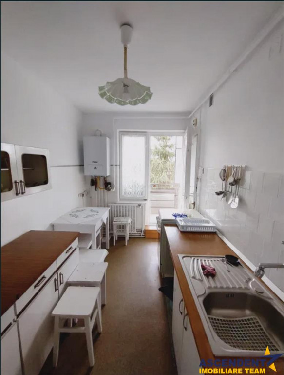 Apartament cu 3 camere, decomandat, etaj1, UMF, Cornisa, Tar