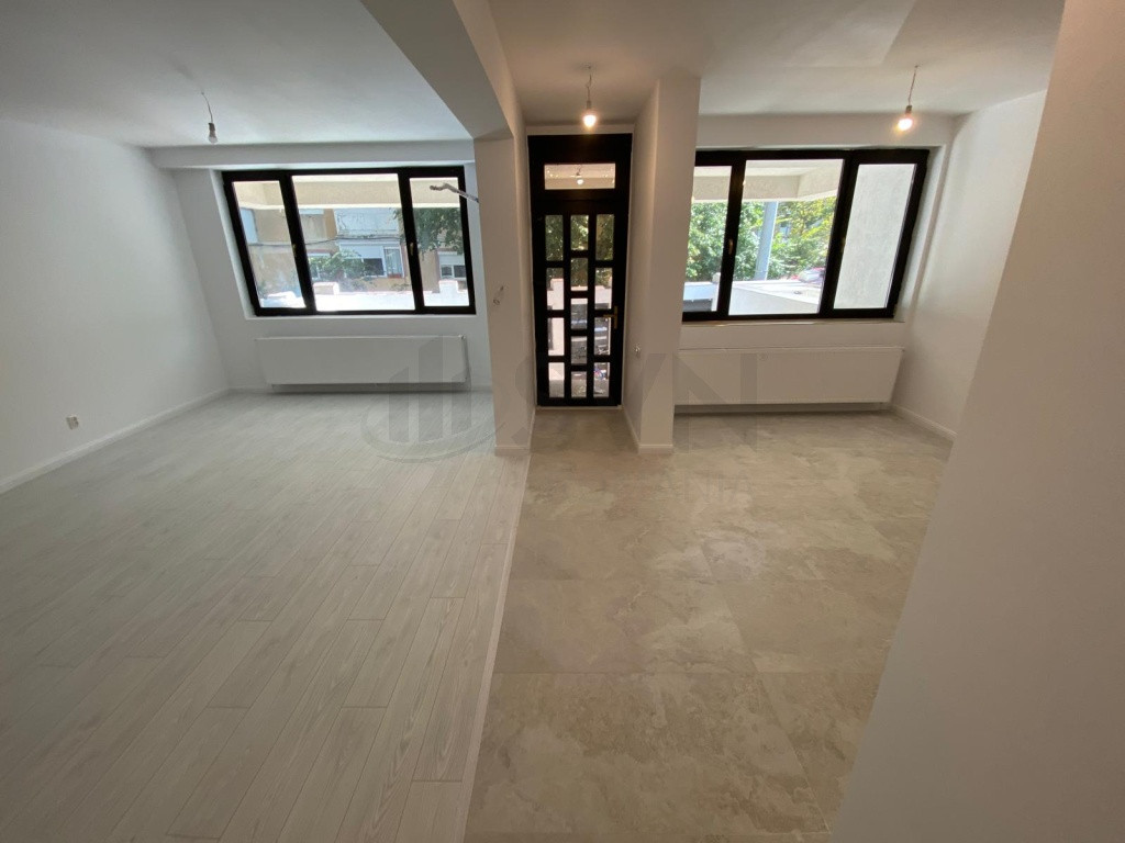 Apartament cu 4 camere si curte proprie metrou Crangasi