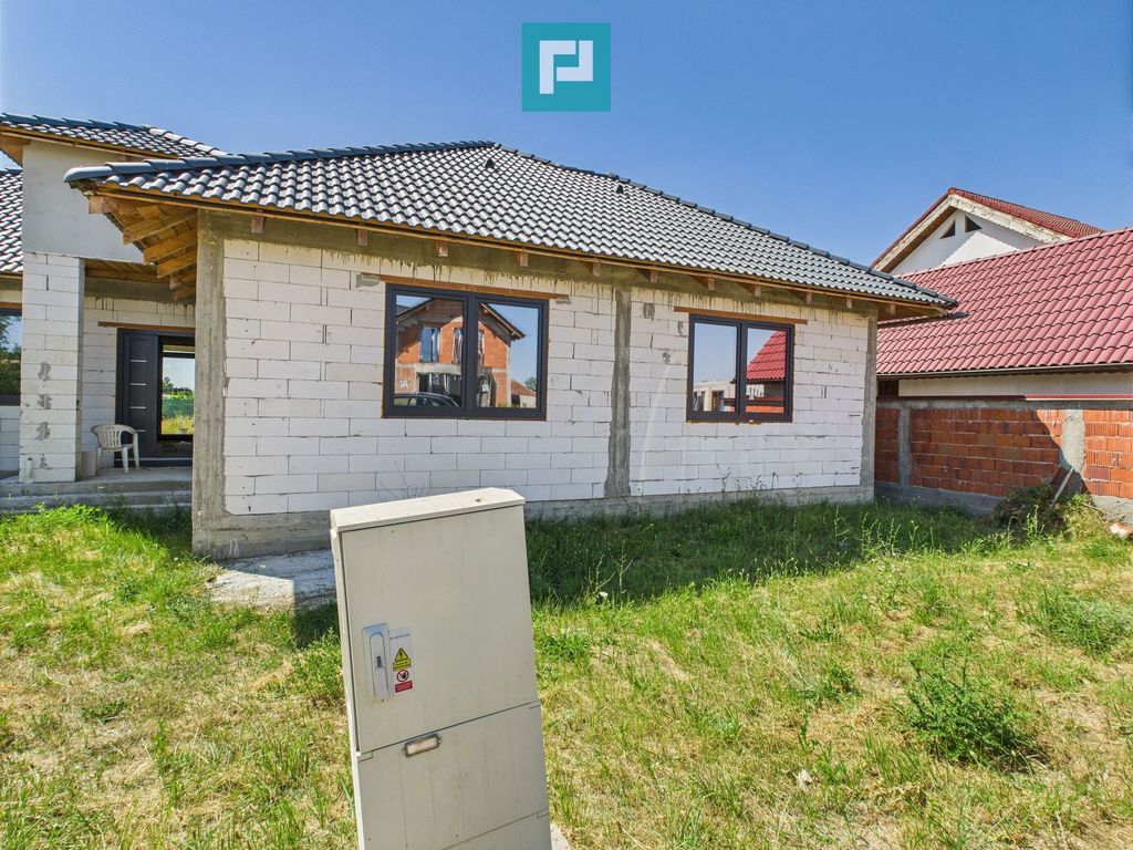 Casă nouă la roșu de vânzare în Mândruloc