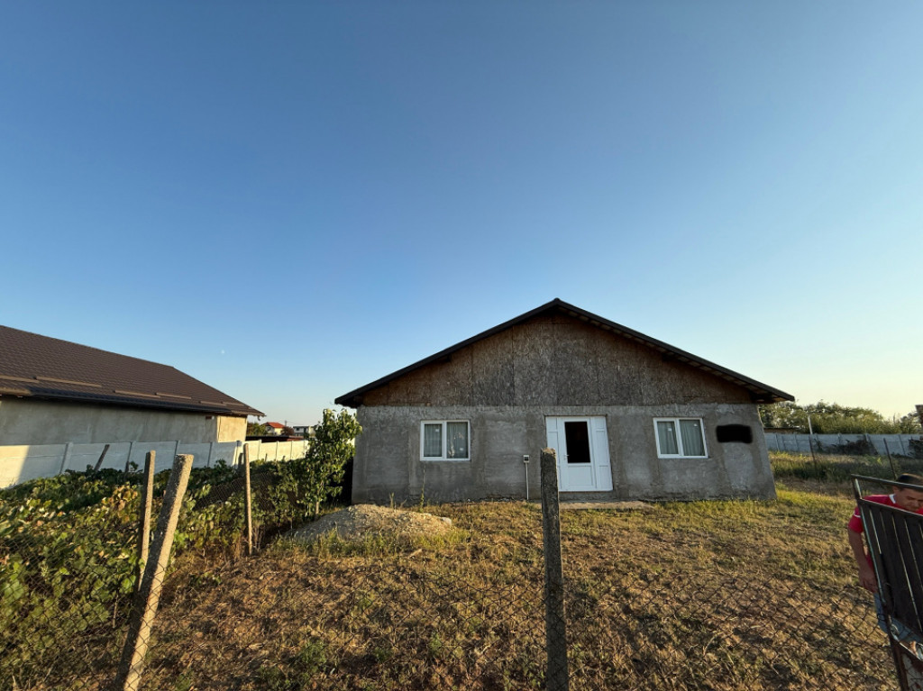Casa la rosu, teren 900 mp, zona liniștită