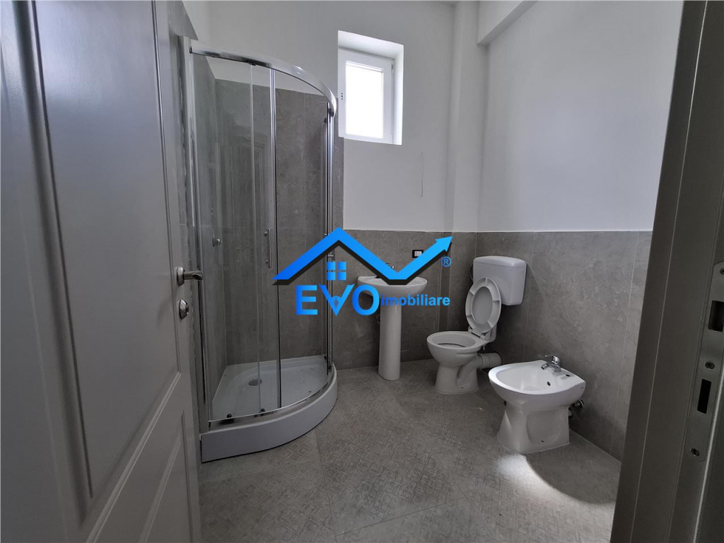 Garsoniera, bloc nou, geam la baie, intabulat, Bucium Visani