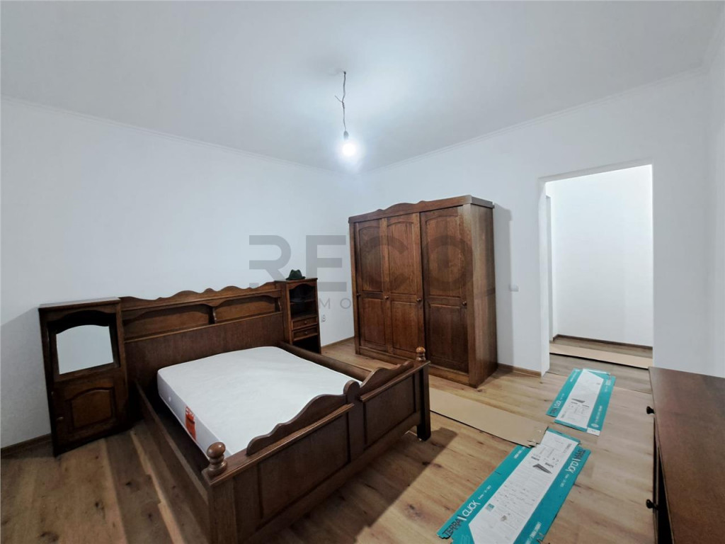 Apartament cu 3 camere , decomandat , cu 2160 mp teren intra