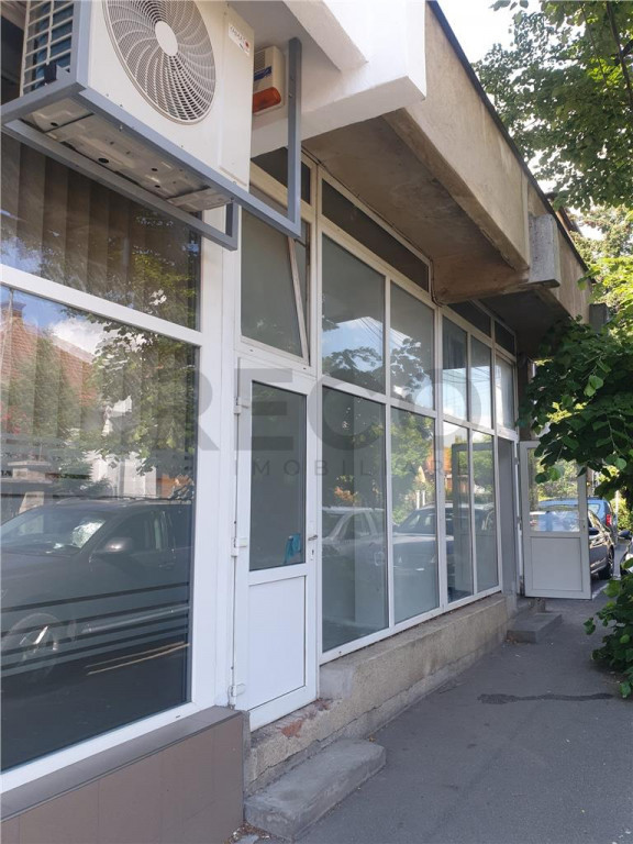 Spatiu comercial la in Rogerius zona Lacul Rosu