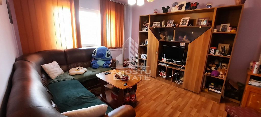 Apartament cu 3 camere, decomandat, etajul 1, zona Sagului