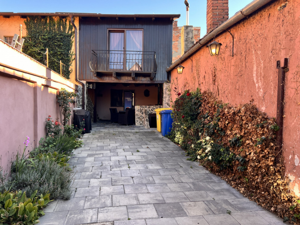 Casa sigle 4 camere centru vechi zona str. 9 mai