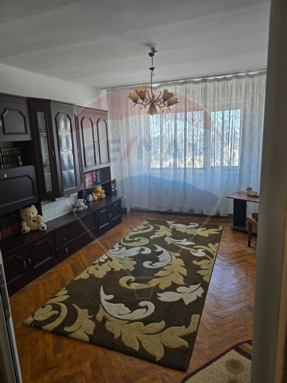 Apartament cu 3 camere în Bals