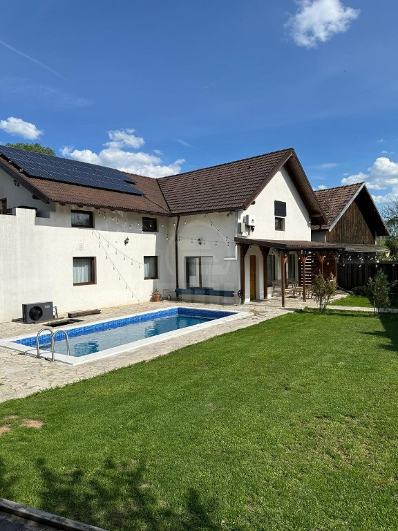 Cabana la Cheie, 21 locuri, Piscină & Jacuzzi – Băișoara