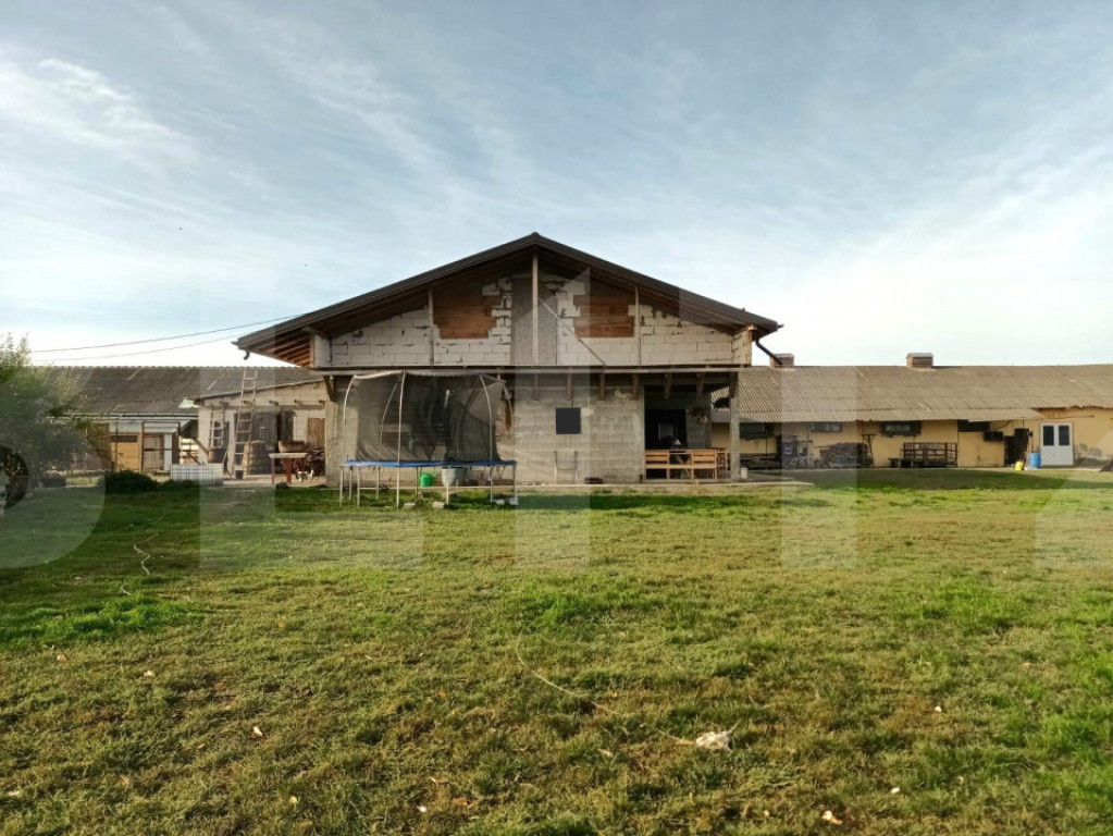 Proprietate cu casă la roșu și teren 5.500 mp – Zăice?
