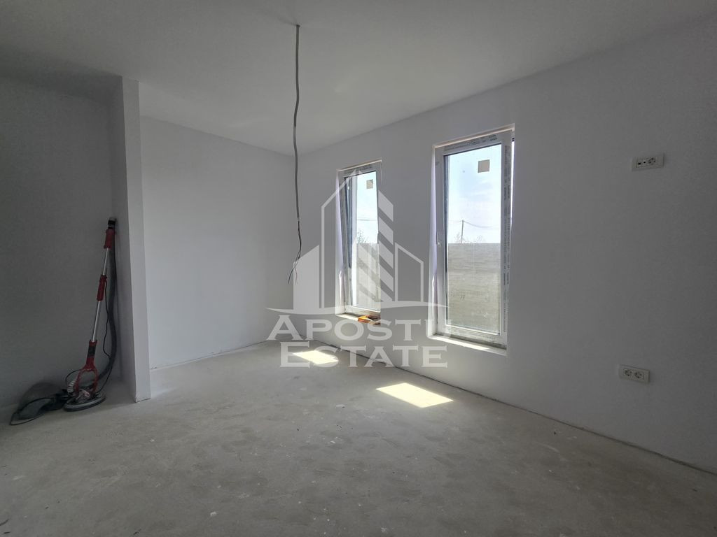 Jumatate de duplex pe parter cu 3 camere si 2 bai, Sag