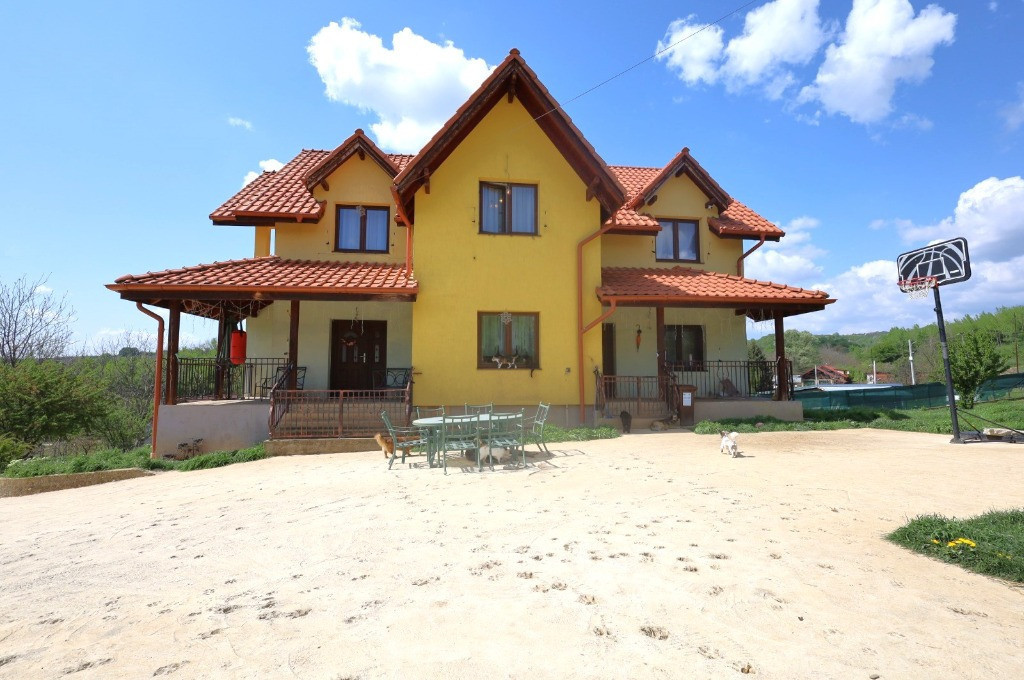 Casă de poveste cu 7 camere, 5 băi, 5 terase și vibe de Toscana