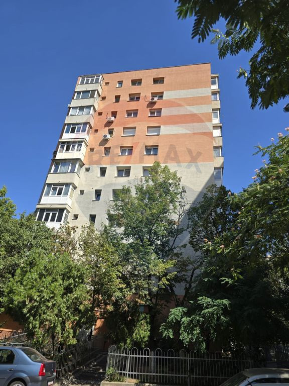 DE VANZARE Apartament cu 4 camere în zona 1 DECEMBRIE 1918