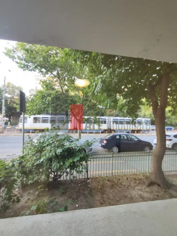 Spatiu Eroii Revolutiei, stradal, parter de bloc, trafic ...