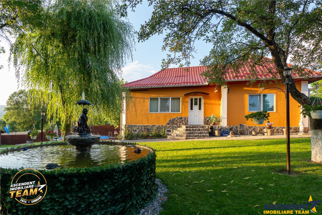 FILM3D! Doua case cu:piscina,foisor,arbori decorativi,1.700m