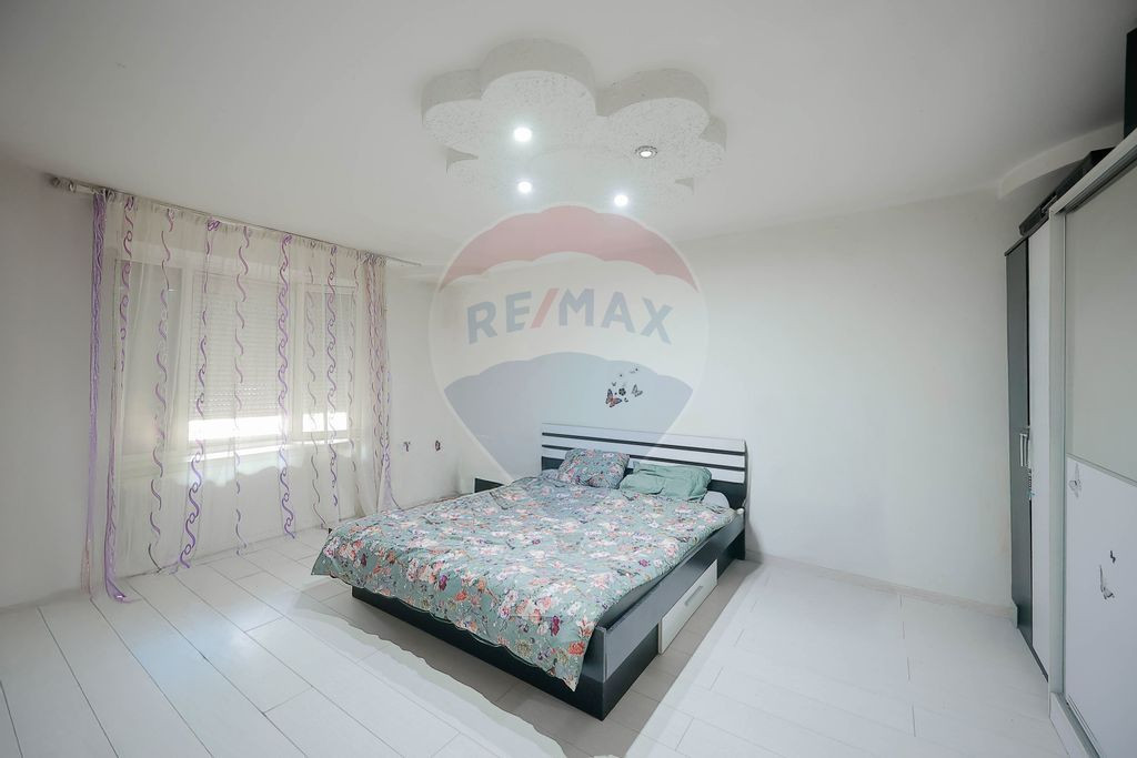 De vânzare apartament cu 1 cameră și spațiu comercial...