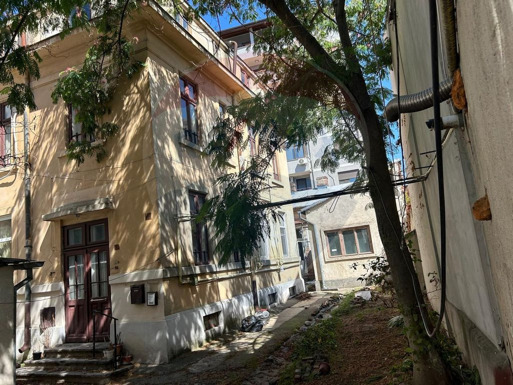 Casă / Vilă cu 6 camere de vânzare în zona Dacia