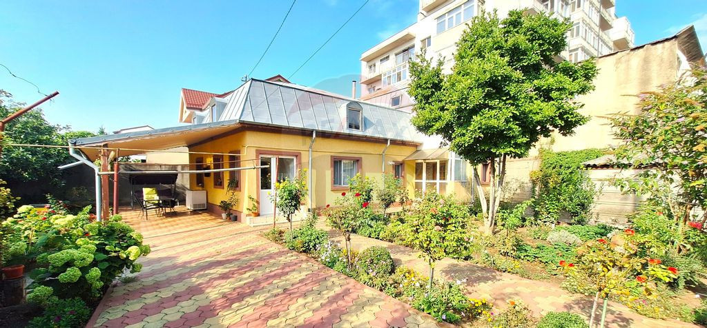 Casă / Vilă cu 5 camere de vânzare în zona Central