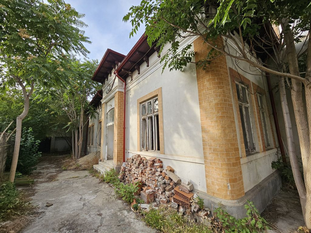 Casa 8 camere 370mp utili -curte proprie 260mp Eminescu -...