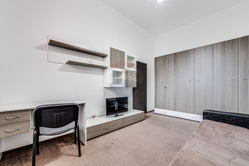 Apartament de închiriat + terasǎ, clădire privatǎ- zo...