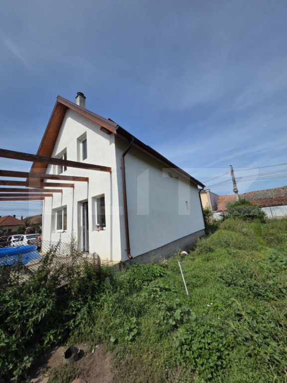 Casă de vânzare – 120 mp, 3 camere + living, terasă, pa