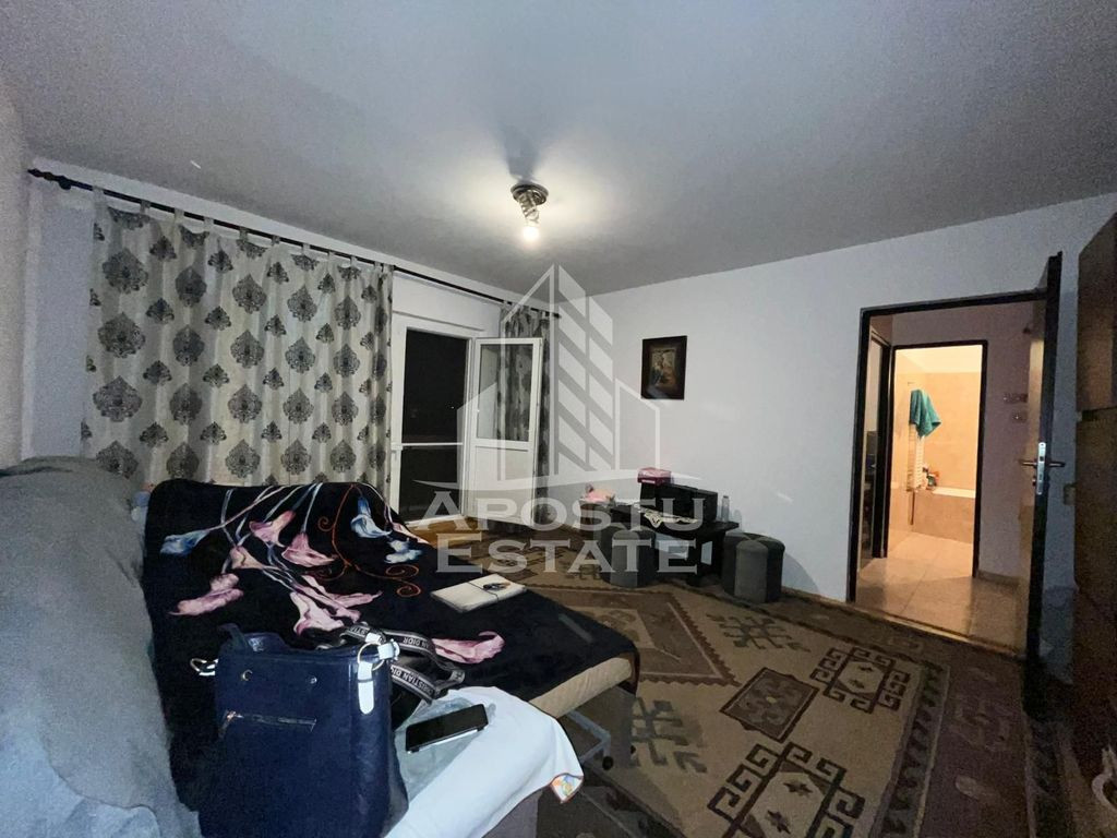 Apartament cu 3 camere, 2 bai,2 balcoane, decomandat,Iosefin