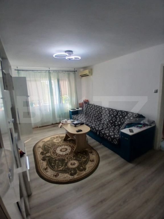 Aprtament de vanzare, cu 3 camere, zona Podul Ros