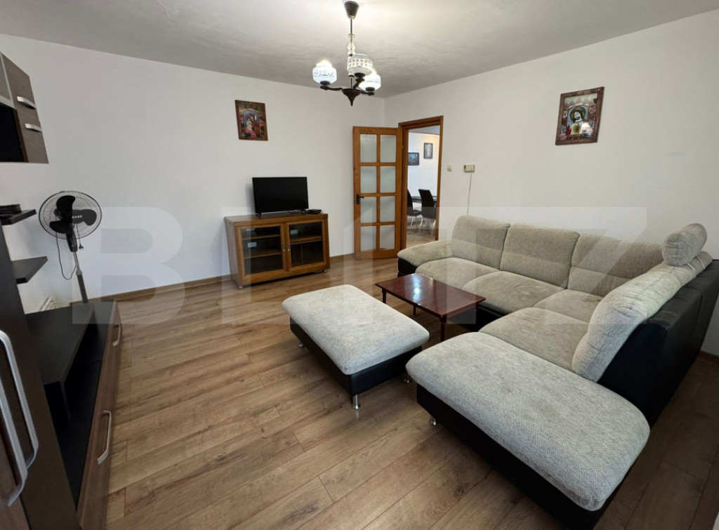 Apartament cu 3 camere, zona Dumbrava