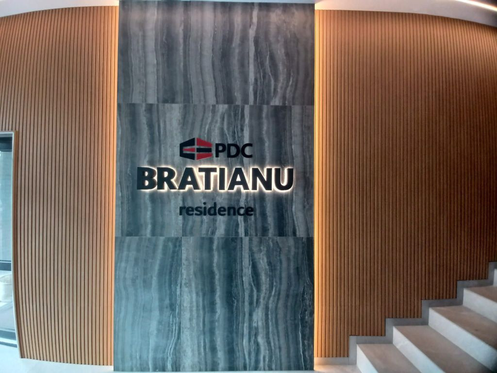 Chirie, ap 2 camere, ultracentral, parcare. 500 E /lună....