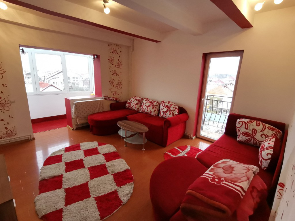 VAND apartament 4 camere decomandat,renovat, zona Calea Poplacii