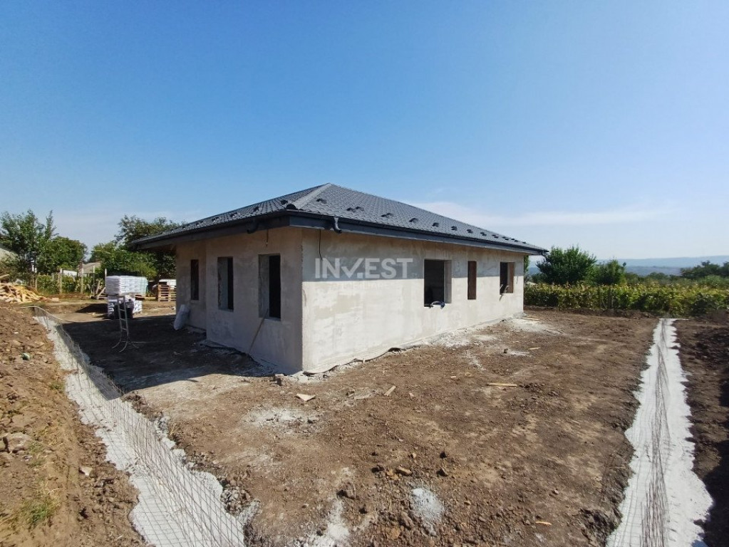 Casa individuala 4 camere , placa de beton peste nivel , HOR