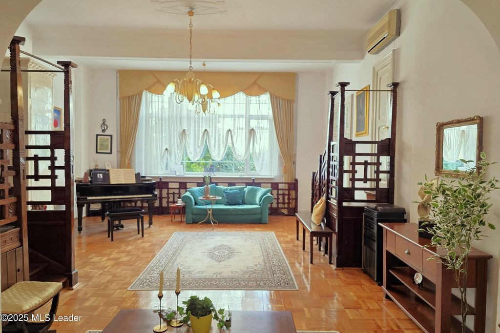 Maltopol - Titulescu, Vila d+p+1+m, 236 mp total, curte l...