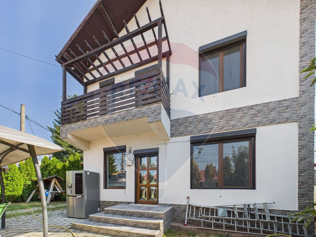 Casă / Vilă cu 4 camere de vânzare în zona Est