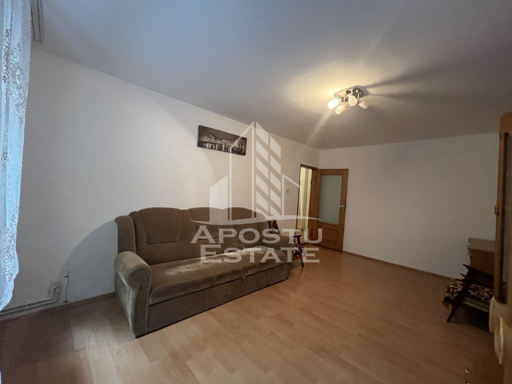 Apartament cu 2 camere, decomandat, etajul 2, zona Soarelui