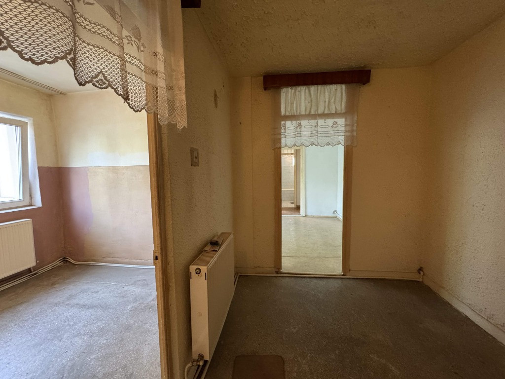 2 cam, etaj 1, 53 mp, fara imbunatatiri, zona Carrefour