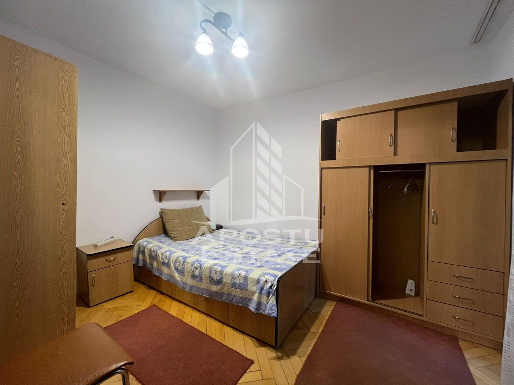 Apartament cu 2 camere, etajul 1, centrala proprie, Spita...
