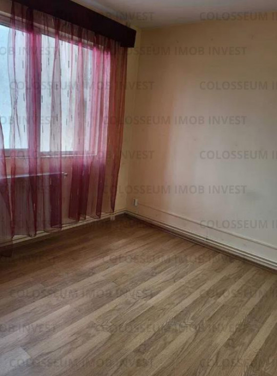 Apartament 3 camere, semidecomandat - zona Garii