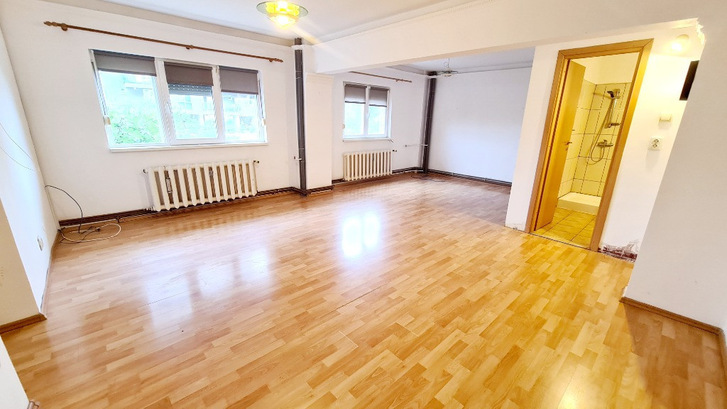 Inchiriez apartament 3 camere nemobilat zona Micalaca - ID : RH-43738