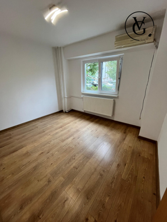 Apartament 3 camere cu destinatia de spatiu comercial, zona