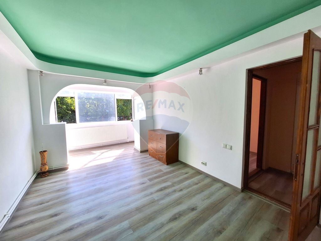 Apartament cu 3 camere de vânzare în zona Pod