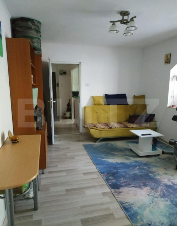 Apartament de inchiriat, cu 3 camere, semidecomandat, zona P