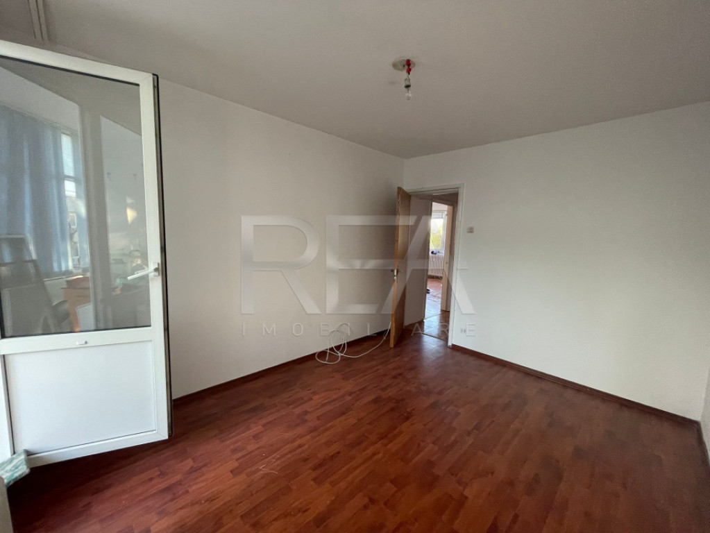 Apartament 3 Camere , Semi-Decomandat , Zona Gazarului